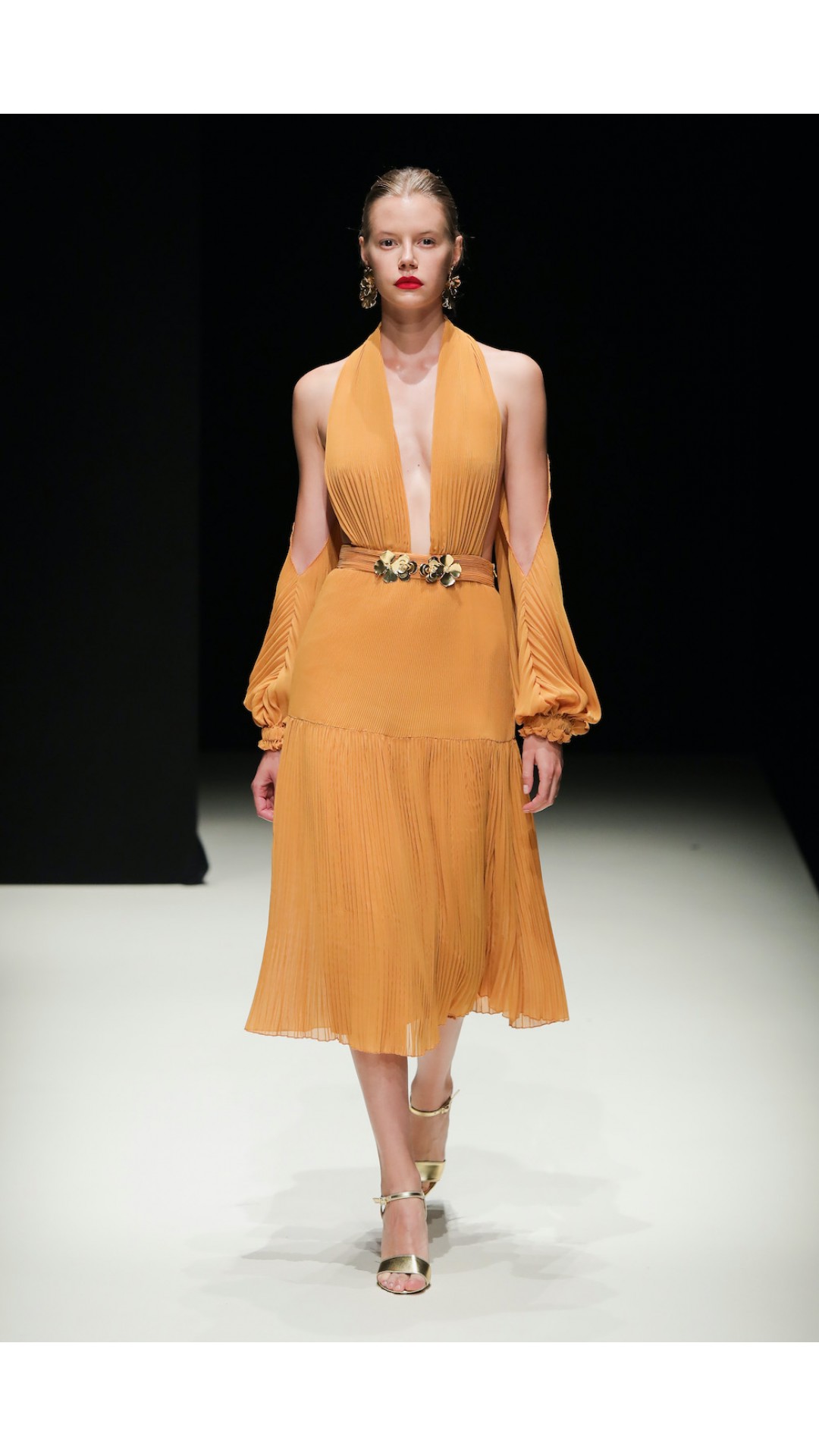 YELLOW PLEATED DRESS WITH ACCESORY DETAIL